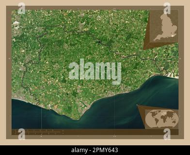 East Sussex, Verwaltungsbezirk England - Großbritannien. Satellitenkarte mit niedriger Auflösung. Eckkarten für zusätzliche Standorte Stockfoto