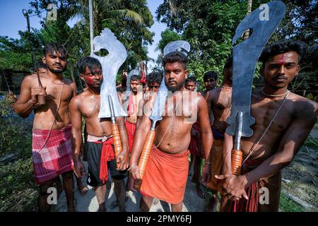 Kalyani, Indien. 14. April 2023. Hindu-Anhänger posieren mit Schwertern während des Charak Puja Festivals in einem Dorf in der Nähe von Kalyani. Das Charak Festival ist eines der ältesten Volksfestivals, bei dem Anhänger ihren Glauben zeigen, indem sie sich selbst Schmerz zufügen, in dem Glauben, dass Lord Shiva ihnen helfen wird, Probleme in ihrem täglichen Leben zu überwinden. Kredit: SOPA Images Limited/Alamy Live News Stockfoto