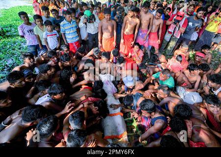 Kalyani, Indien. 14. April 2023. Hindu-Anhänger haben während des Charak Puja Festivals in einem Dorf in der Nähe von Kalyani traditionelle Rituale beobachtet. Das Charak Festival ist eines der ältesten Volksfestivals, bei dem Anhänger ihren Glauben zeigen, indem sie sich selbst Schmerz zufügen, in dem Glauben, dass Lord Shiva ihnen helfen wird, Probleme in ihrem täglichen Leben zu überwinden. Kredit: SOPA Images Limited/Alamy Live News Stockfoto