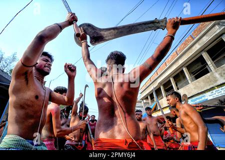 Kalyani, Indien. 14. April 2023. Hindu-Anhänger haben während des Charak Puja Festivals in einem Dorf in der Nähe von Kalyani mit Schwertern getanzt. Das Charak Festival ist eines der ältesten Volksfestivals, bei dem Anhänger ihren Glauben zeigen, indem sie sich selbst Schmerz zufügen, in dem Glauben, dass Lord Shiva ihnen helfen wird, Probleme in ihrem täglichen Leben zu überwinden. Kredit: SOPA Images Limited/Alamy Live News Stockfoto