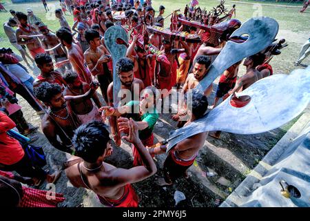 Kalyani, Indien. 14. April 2023. Hindu-Anhänger haben während des Charak Puja Festivals in einem Dorf in der Nähe von Kalyani traditionelle Rituale beobachtet. Das Charak Festival ist eines der ältesten Volksfestivals, bei dem Anhänger ihren Glauben zeigen, indem sie sich selbst Schmerz zufügen, in dem Glauben, dass Lord Shiva ihnen helfen wird, Probleme in ihrem täglichen Leben zu überwinden. Kredit: SOPA Images Limited/Alamy Live News Stockfoto