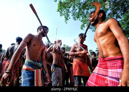 Kalyani, Indien. 14. April 2023. Hindu-Anhänger haben während des Charak Puja Festivals in einem Dorf in der Nähe von Kalyani mit Schwertern getanzt. Das Charak Festival ist eines der ältesten Volksfestivals, bei dem Anhänger ihren Glauben zeigen, indem sie sich selbst Schmerz zufügen, in dem Glauben, dass Lord Shiva ihnen helfen wird, Probleme in ihrem täglichen Leben zu überwinden. Kredit: SOPA Images Limited/Alamy Live News Stockfoto