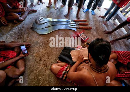 Kalyani, Indien. 14. April 2023. Schwerter werden während des Charak Puja Festivals in einem Dorf bei Kalyani verehrt. Das Charak Festival ist eines der ältesten Volksfestivals, bei dem Anhänger ihren Glauben zeigen, indem sie sich selbst Schmerz zufügen, in dem Glauben, dass Lord Shiva ihnen helfen wird, Probleme in ihrem täglichen Leben zu überwinden. Kredit: SOPA Images Limited/Alamy Live News Stockfoto