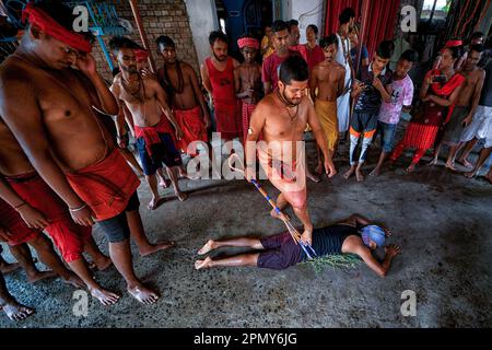 Kalyani, Indien. 14. April 2023. Hindu-Anhänger, die während des Charak Puja Festivals in einem Dorf in der Nähe von Kalyani auf Dornen lagen. Das Charak Festival ist eines der ältesten Volksfestivals, bei dem Anhänger ihren Glauben zeigen, indem sie sich selbst Schmerz zufügen, in dem Glauben, dass Lord Shiva ihnen helfen wird, Probleme in ihrem täglichen Leben zu überwinden. Kredit: SOPA Images Limited/Alamy Live News Stockfoto