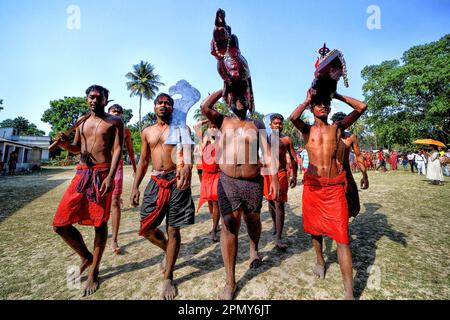 Kalyani, Indien. 14. April 2023. Hindu-Anhänger haben während des Charak Puja Festivals in einem Dorf in der Nähe von Kalyani traditionelle Rituale beobachtet. Das Charak Festival ist eines der ältesten Volksfestivals, bei dem Anhänger ihren Glauben zeigen, indem sie sich selbst Schmerz zufügen, in dem Glauben, dass Lord Shiva ihnen helfen wird, Probleme in ihrem täglichen Leben zu überwinden. Kredit: SOPA Images Limited/Alamy Live News Stockfoto