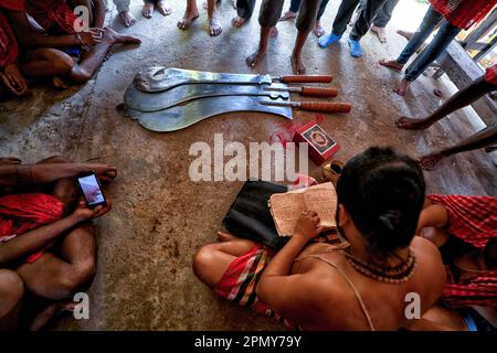 Kalyani, Indien. 14. April 2023. Schwerter werden während des Charak Puja Festivals in einem Dorf bei Kalyani verehrt. Das Charak Festival ist eines der ältesten Volksfestivals, bei dem Anhänger ihren Glauben zeigen, indem sie sich selbst Schmerz zufügen, in dem Glauben, dass Lord Shiva ihnen helfen wird, Probleme in ihrem täglichen Leben zu überwinden. (Foto: Avishek das/SOPA Images/Sipa USA) Guthaben: SIPA USA/Alamy Live News Stockfoto