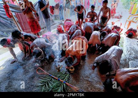 Kalyani, Indien. 14. April 2023. Hindu-Anhänger haben während des Charak Puja Festivals in einem Dorf in der Nähe von Kalyani Gebete beobachtet. Das Charak Festival ist eines der ältesten Volksfestivals, bei dem Anhänger ihren Glauben zeigen, indem sie sich selbst Schmerz zufügen, in dem Glauben, dass Lord Shiva ihnen helfen wird, Probleme in ihrem täglichen Leben zu überwinden. (Foto: Avishek das/SOPA Images/Sipa USA) Guthaben: SIPA USA/Alamy Live News Stockfoto