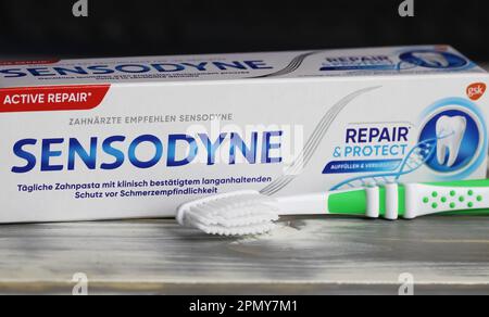 Viersen, Deutschland - März 9. 2023: Nahaufnahme der Sensodyne-Reparaturzahnpastenbox Stockfoto