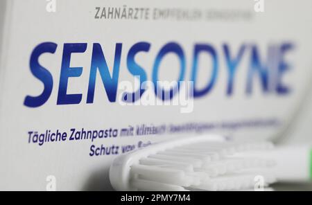 Viersen, Deutschland - März 9. 2023: Nahaufnahme der Sensodyne-Reparaturzahnpastenbox Stockfoto