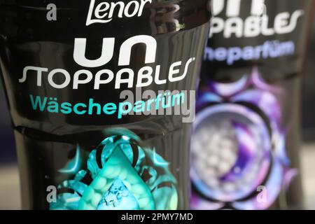 Viersen, Deutschland - März 9. 2023: Nahaufnahme von Lenor Unstoppables Waschmittel Parfüm Stockfoto