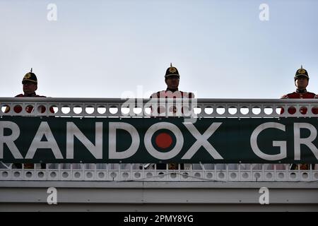 15. April 2023; Aintree Racecourse, Aintree, Merseyside, England: 2023 Grand National Festival Day 3; die Werbung auf den Hauptständen Stockfoto