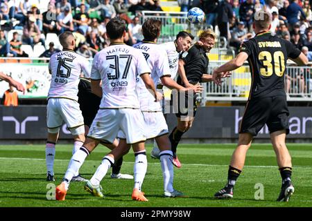 Venedig, Italien. 15. April 2023. Venezias Magnus Kofod Andersen und Palermos Ionu? Nedelcearu während der Kreditaufnahme: Live Media Publishing Group/Alamy Live News Stockfoto