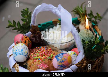 Lemberg, Ukraine 15. April 2023. Der Osterkorb wird vor der Weihung in einer griechisch-katholischen Kirche gesehen, während Ostern gefeiert wird, um die Auferstehung Jesu Christi von den Toten und die Grundlage des christlichen Glaubens zu feiern. Stockfoto