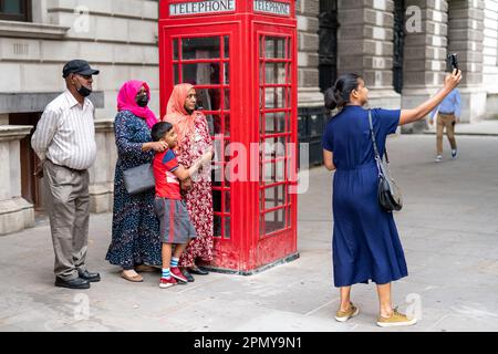 London, UK - juli 30 2022: Indische Familie macht ein Selfie in den Straßen Londons Stockfoto