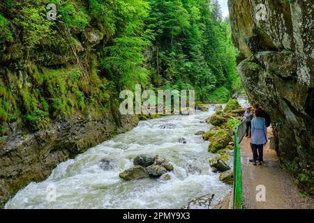 Oberstdorf, Bayern, Deutschland - 10. Juni 2022: Breitachklamm, eine Schlucht des Breitacher Gebirgsbaches in der Region OberAllgaeu. Stockfoto