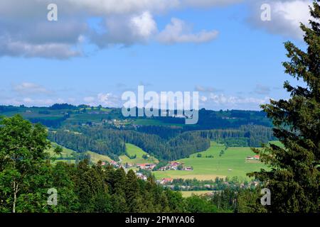 Landschaften in Allgaeu am Rande der Straße B 308 zur Deutschen Alpenstraße bei Weiler-Simmerberg, Bayern, Deutschland, Europa. Stockfoto