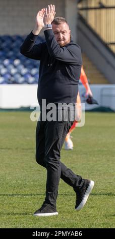 Chester, Cheshire, England, 15. April 2023. Chester Manager Calum McIntyre klatscht während des Chester Football Club V Farsley Celtic in der Vanarama National League North Football (Bild: ©Cody Froggatt/Alamy Live News) Stockfoto