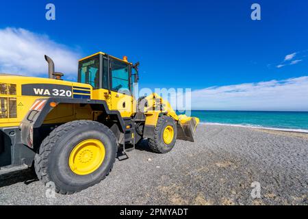 Borghetto Santo Spirito, Italien - april 01 2023: Baggerarbeiten und Nivellieren des Strandes auf See Stockfoto