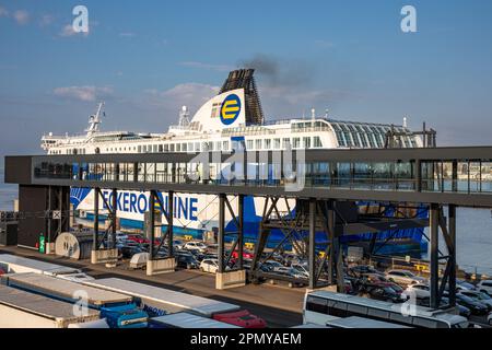 Kreuzfahrtfähre M/S Finlandia der Eckerö Schifffahrtsgesellschaft legt an Länsiterminaali 2 in Jätkäsaari oder Länsisatama District in Helsinki, Finnland Stockfoto