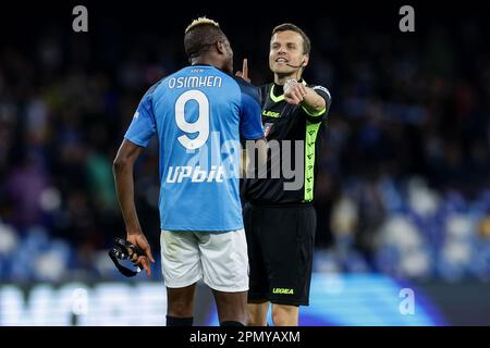 Neapel, Italien. 15. April 2023. Victor Osimhen von SSC Napoli streitet mit dem Schiedsrichter Federico La Penna während des Fußballspiels der Serie A zwischen SSC Napoli und Hellas Verona im Stadion Diego Armando Maradona in Neapel (Italien) am 15. April 2023. Kredit: Insidefoto di andrea staccioli/Alamy Live News Stockfoto