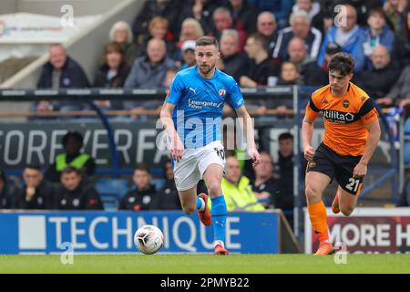 Chesterfield Mittelfeldspieler Ryan Colclough (10) Eastleigh Mittelfeldspieler Oscar Rutherford (21) während des Spiels der National League zwischen Chesterfield FC und Eastleigh FC im Technique Stadium, Chesterfield, Großbritannien am 15. April 2023 Credit: Every Second Media/Alamy Live News Stockfoto