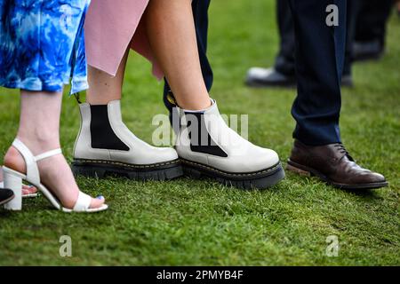 15. April 2023; Aintree Racecourse, Aintree, Merseyside, England: 2023 Grand National Festival Day 3; Alle Arten von Schuhen heute bei Aintree Stockfoto