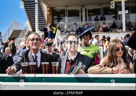 15. April 2023; Aintree Racecourse, Aintree, Merseyside, England: 2023 Grand National Festival Day 3; Biere in Schlange, bereit für den Start Stockfoto