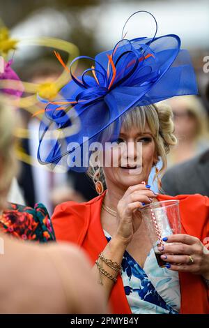 15. April 2023; Aintree Racecourse, Aintree, Merseyside, England: 2023 Grand National Festival Day 3; viele Hüte in der Show Stockfoto