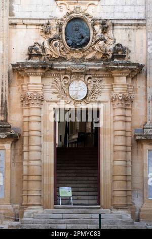 Mdina, Malta - 13. November 2022: Nationalmuseum für Naturgeschichte, ein Palast im Pariser Barockstil aus dem 18. Jahrhundert, Eingang mit Wappen Stockfoto