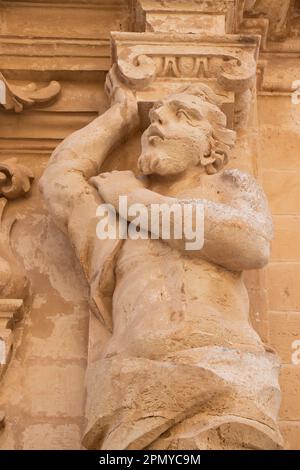 Mdina, Malta - 13. November 2022: Details zur Fassade des St. Paul's Cathedral Museum, einem Atlantid, männliche Piloten, Kalksteinstatue Stockfoto