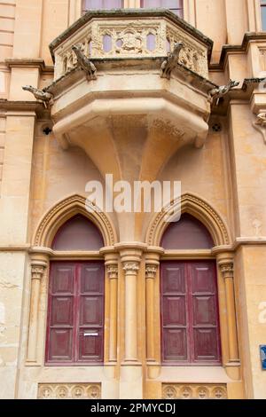 Mdina, Malta - 13. November 2022: Details der Fassade des Casa Gourgion, eines neoghotischen Wohnhauses auf dem St. Paul's Square, mit spitz gewölbtem Windo Stockfoto