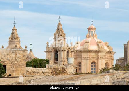 Mdina, Malta - 13. November 2022: Der Dom und die Belfries der St. Paul's Kathedrale mit Blick von außerhalb der Stadtmauern Stockfoto