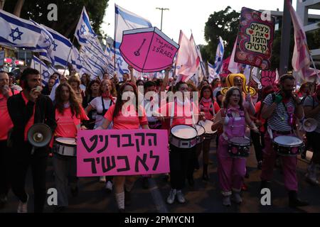 Tel Aviv, Israel. 15. April 2023. Israelis beteiligen sich an einem Protest gegen die israelische Regierung. Kredit: Ilia Yefimovich/dpa/Alamy Live News Stockfoto