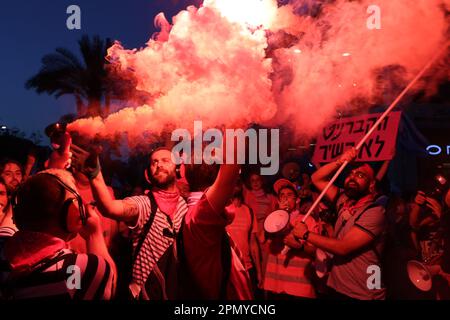 Tel Aviv, Israel. 15. April 2023. Israelis beteiligen sich an einem Protest gegen die israelische Regierung. Kredit: Ilia Yefimovich/dpa/Alamy Live News Stockfoto