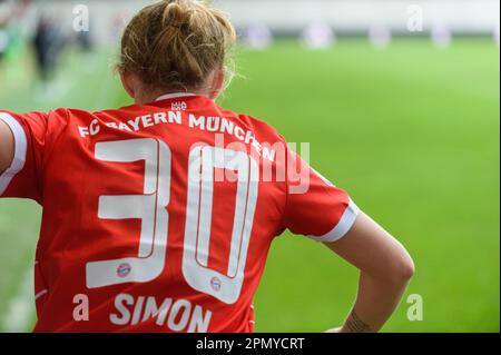 München, Deutschland. 15. April 2023. München, Deutschland, April 17. 2021: Carolin Simon (30 FC Bayern München) von hinten beim Halbfinalspiel DFB Pokal zwischen dem FC Bayern München und dem VfL Wolfsburg am FC Bayern Campus, Deutschland. (Sven Beyrich/SPP) Kredit: SPP Sport Press Photo. Alamy Live News Stockfoto