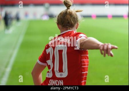 München, Deutschland. 15. April 2023. München, Deutschland, April 17. 2021: Carolin Simon (30 FC Bayern München) von hinten beim Halbfinalspiel DFB Pokal zwischen dem FC Bayern München und dem VfL Wolfsburg am FC Bayern Campus, Deutschland. (Sven Beyrich/SPP) Kredit: SPP Sport Press Photo. Alamy Live News Stockfoto