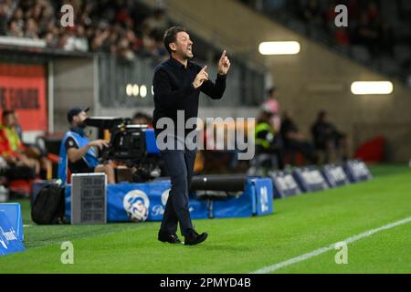 15. April 2023; CommBank Stadium, Sydney, NSW, Australien: A-League Football, WESTERN Sydney Wanderers gegen Melbourne Victory; Tony Popovic Coach von Melbourne Victory gibt seinem Team Anweisungen Credit: Action Plus Sports Images/Alamy Live News Stockfoto