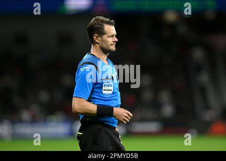 15. April 2023; CommBank Stadium, Sydney, NSW, Australien: A-League Football, WESTERN Sydney Wanderers gegen Melbourne Victory; Schiedsrichter Chris Beath vor dem Anstoß Credit: Action Plus Sports Images/Alamy Live News Stockfoto