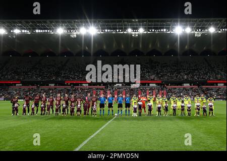 15. April 2023; CommBank Stadium, Sydney, NSW, Australien: A-League Football, WESTERN Sydney Wanderers gegen Melbourne Victory; The Wanderers and Victory stehen vor Kick Credit: Action Plus Sports Images/Alamy Live News Stockfoto