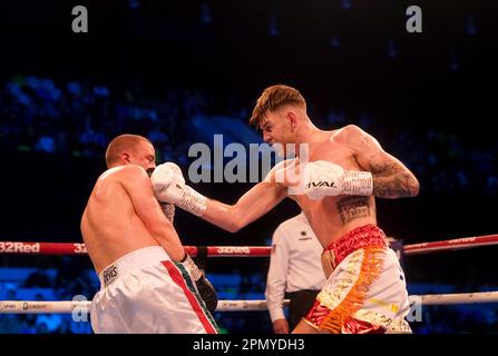 Eithan James (rechts) im Kampf gegen Georgi Velichkov im Weltergewicht in der Copper Box Arena, London. Foto: Samstag, 15. April 2023. Stockfoto