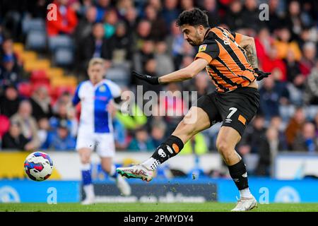 Ozan Tufan #7 of Hull City hat beim Sky Bet Championship-Spiel Blackburn Rovers vs Hull City im Ewood Park, Blackburn, Großbritannien, 15. April 2023 (Foto: Ben Roberts/News Images) Torschüsse. Stockfoto