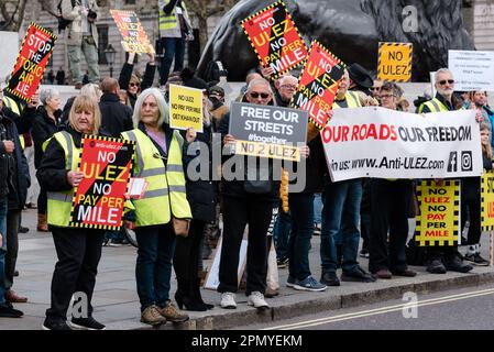 London, Großbritannien. 15. April 2023 Anti-ULEZ-Demonstranten versammeln sich am Trafalgar Square, um gegen die Erweiterung der Ultra Low Emission Zone zu demonstrieren, die ab August in London in Kraft tritt. Die Regelung wurde angefochten, weil sie die von der Krise der Lebenshaltungskosten betroffenen Personen stärker unter Druck setzt. Kredit: Andrea Domeniconi/Alamy Stockfoto