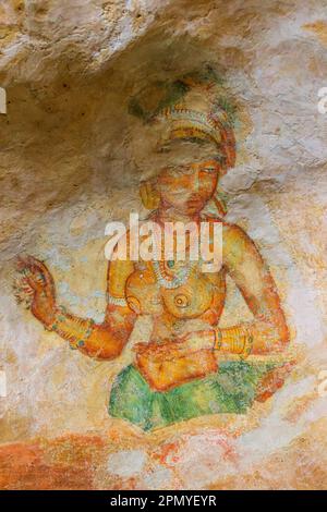 DAMBULLA, SRI LANKA - JANUAR 6 2021: Eine der Fresken aus dem 5. Jahrhundert an der alten Felsenfestung Sigiriya, die zum UNESCO-Weltkulturerbe in Sri gehört Stockfoto