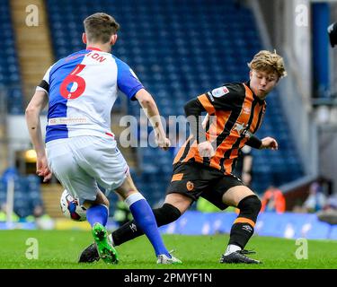 Blackburn, Großbritannien. 15. April 2023. Harry Vaughan #14 von Hull City nimmt Tyler Morton #6 von Blackburn Rovers während des Sky Bet Championship-Spiels Blackburn Rovers vs Hull City in Ewood Park, Blackburn, Großbritannien, am 15. April 2023 (Foto von Ben Roberts/News Images) in Blackburn, Großbritannien, am 4./15. April 2023 auf. (Foto: Ben Roberts/News Images/Sipa USA) Guthaben: SIPA USA/Alamy Live News Stockfoto