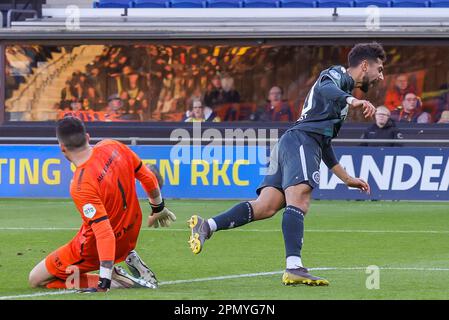 15-04-2023: Sport: RKC V Groningen WAALWIJK, NIEDERLANDE - APRIL 15: Torwart Etienne Vaessen (RKC Waalwijk) und Daleho Irandust (FC Groningen) dur Stockfoto