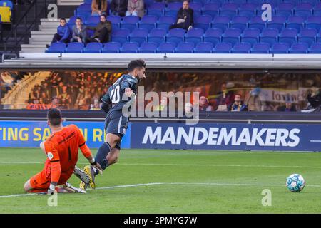 15-04-2023: Sport: RKC V Groningen WAALWIJK, NIEDERLANDE - APRIL 15: Torwart Etienne Vaessen (RKC Waalwijk) und Daleho Irandust (FC Groningen) dur Stockfoto