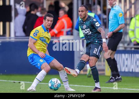 15-04-2023: Sport: RKC/Groningen WAALWIJK, NIEDERLANDE - APRIL 15: Pelle Clement (RKC Waalwijk) und Damil Dankerlui (FC Groningen) während des Spiels Stockfoto