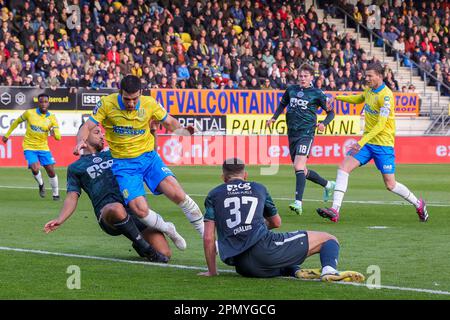 15-04-2023: Sport: RKC/Groningen WAALWIJK, NIEDERLANDE - APRIL 15: Radinio Balker (FC Groningen) und Pelle Clement (RKC Waalwijk) während des Spiels Stockfoto