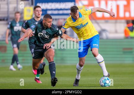 15-04-2023: Sport: RKC/Groningen WAALWIJK, NIEDERLANDE - APRIL 15: Radinio Balker (FC Groningen) und Mats Seuntjens (RKC Waalwijk) während des Spiels Stockfoto