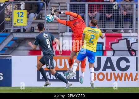 15-04-2023: Sport: RKC V Groningen WAALWIJK, NIEDERLANDE - APRIL 15: Torwart Etienne Vaessen (RKC Waalwijk) und Ricardo Pepi (FC Groningen) während Stockfoto